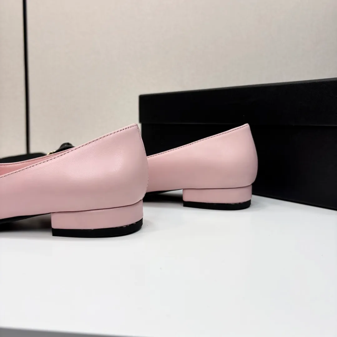 👟👟Ex-factory price 580👟👟 CHANEL｜Chanel Chanel 25C early spring new product Camellia series flat shoes This season’s Camellia series is really beautiful😍 Grandma Xiang’s family has always been elegant and ladylike, full of high-end sense! It’s very nice on the feet~ Whether worn barefoot or paired with skirts or trousers, it’s very versatile! Incomparably beautiful! Extraordinarily fairy 🧚 Overwhelmingly girly‼ ️ The upper is made of imported lambskin, the lining is made of mixed sheepskin, and the Italian A-grade leather outsole Size: 35-39 (40/41 customized)